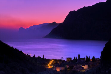 Italien, Torbole, Blick auf den Gardasee bei Sonnenuntergang - MRF01941