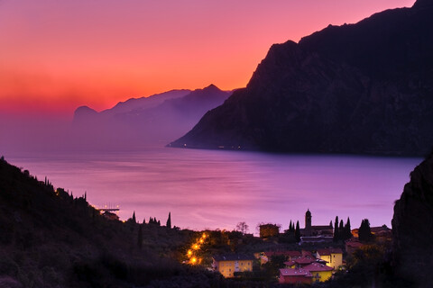 Italien, Torbole, Blick auf den Gardasee bei Sonnenuntergang, lizenzfreies Stockfoto