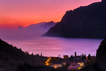 Italien, Torbole, Blick auf den Gardasee bei Sonnenuntergang - MRF01942