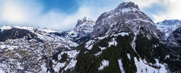 Switzerland, Canton of Bern, Grindelwald, townscape in winter, Wetterhorn and Mittelhorn - AMF06798