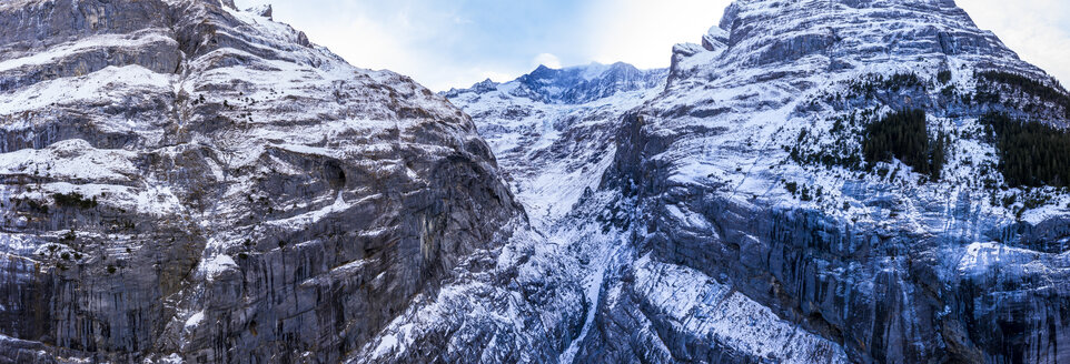 Switzerland, Canton of Bern, Grindelwald, townscape in winter, Wetterhorn and Mittelhorn, Grindelwald Glacier - AMF06799