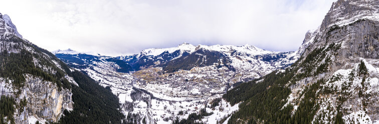 Schweiz, Kanton Bern, Grindelwald, Stadtbild im Winter, Wetterhorn und Mittelhorn - AMF06801