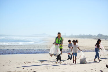 Freiwillige Kinder säubern den Strand von Abfällen - CAIF22902