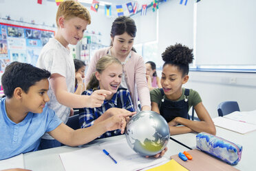 Neugierige Schüler der Junior High School betrachten den Globus im Klassenzimmer - CAIF22931