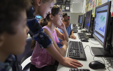 Gymnasiasten benutzen Computer im Klassenzimmer - CAIF22934