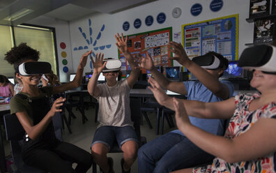 Gymnasiasten nutzen Virtual-Reality-Simulatoren im Klassenzimmer - CAIF22935