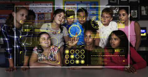 Gymnasiasten benutzen futuristischen Touchscreen im Klassenzimmer - CAIF22937