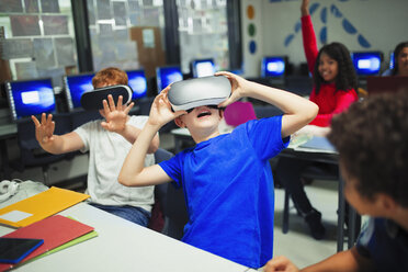 Gymnasiasten nutzen Virtual-Reality-Simulatoren im Klassenzimmer - CAIF22940