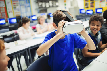 Ein Schüler der Junior High School benutzt eine Virtual-Reality-Simulatorbrille im Klassenzimmer - CAIF22944