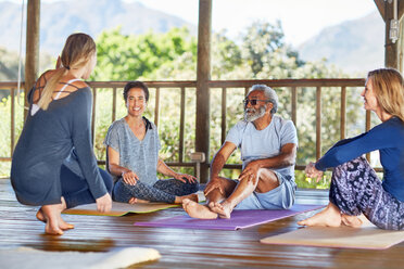 Yogastunde in der Hütte während eines Yoga-Retreats - CAIF22972