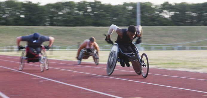 Querschnittsgelähmte Sportler rasen im Rollstuhlrennen über die Sportstrecke - CAIF23041