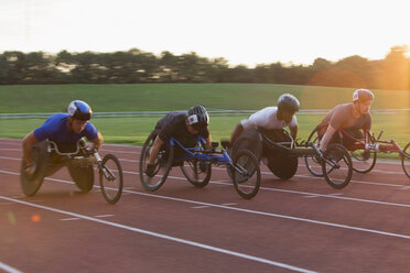 Querschnittsgelähmte Sportler rasen im Rollstuhlrennen über die Sportstrecke - CAIF23042