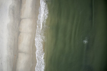 USA, North Carolina, Atlantischer Ozean, Outer Banks, Wellen, die auf die Strände der Küste treffen - BCDF00388