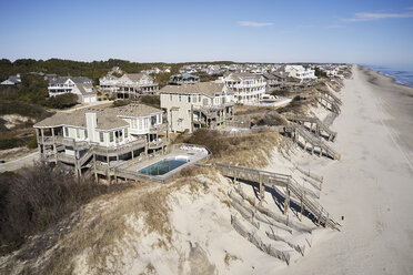 USA, North Carolina, Corolla, Atlantischer Ozean, Outer Banks, Häuser mit Blick auf die Küstenlinie - BCDF00390