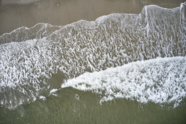 USA, North Carolina, Atlantischer Ozean, Outer Banks, Wellen, die auf die Strände der Küste treffen - BCDF00392