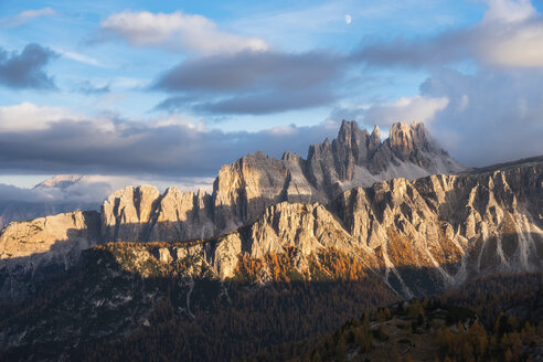 Blick auf die Dolomiten gegen den bewölkten Himmel bei Sonnenuntergang im Wald - CAVF61797