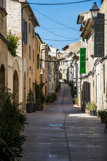 Spanien, Balearen, Mallorca, Alcudia, Altstadt, leere Gasse - RUNF01423