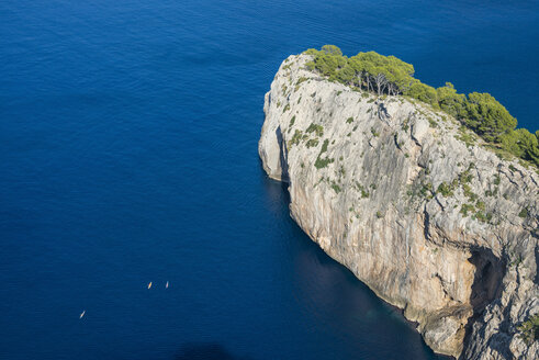 Spain, Baleares, Mallorca, Kayakers at the cliffs of Cap Formentor - RUNF01430