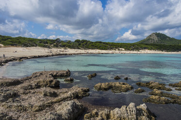 Spanien, Balearen, Mallorca, Cala Ratjada, Strand von Cala de S'Aguila - RUNF01437