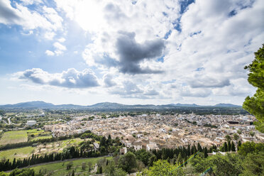 Spanien, Balearen, Mallorca, Blick über Arta vom Santuari von Sant Salvador - RUNF01442