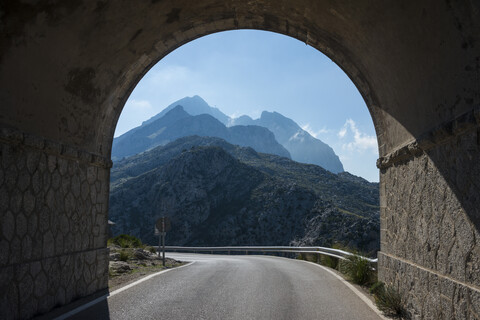 Spanien, Balearen, Mallorca, Blick aus einem Tunnel auf die Serra de Tramuntana, lizenzfreies Stockfoto