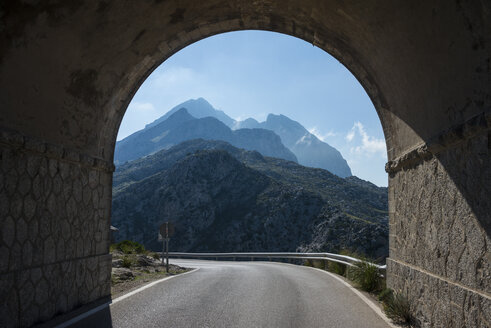 Spanien, Balearen, Mallorca, Blick aus einem Tunnel auf die Serra de Tramuntana - RUNF01446