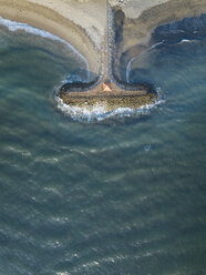 Luftaufnahme von Buhnen im Meer an einem sonnigen Tag - CAVF61913