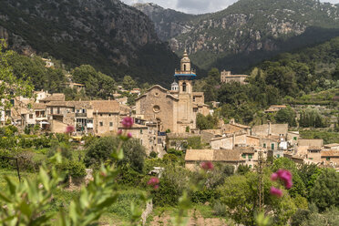 Spain, Balearic Islands, Majorca, Valldemossa, townscape with Sant Bartomeu church - PC00399