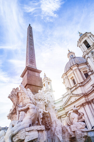 Italien, Rom, Piazza Navona, Fontana dei Quattro Fiumi und Kirche Sant Agnese in Agone, lizenzfreies Stockfoto