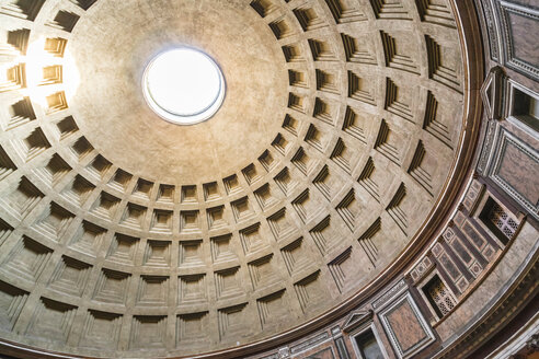 Italien, Rom, Blick auf die Kassettendecke des Pantheons, Teilansicht - FLMF00163