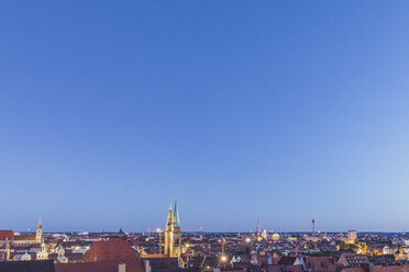Deutschland, Nürnberg, Altstadt, Stadtbild zur blauen Stunde - MMAF00859