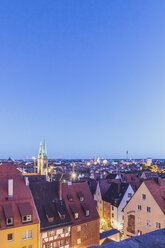 Deutschland, Nürnberg, Altstadt, Stadtbild zur blauen Stunde - MMAF00860