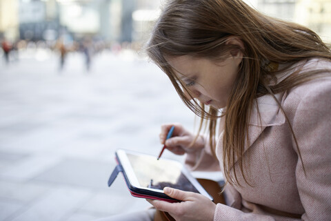 Österreich, Wien, junge Frau mit digitalem Tablet in der Stadt, lizenzfreies Stockfoto