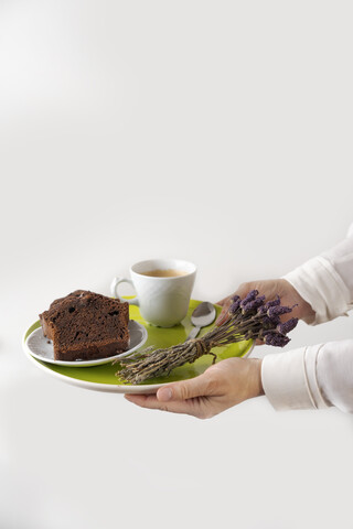 Hausgemachter Schokoladenkuchen und eine Tasse Kaffee auf dem Teller, lizenzfreies Stockfoto