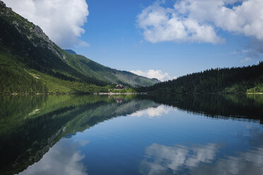 Blick auf den ruhigen See Morskie Oko am Fuße des Tatra-Gebirges vor blauem Himmel - CAVF62000