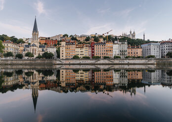 Gebäude spiegeln sich auf dem Fluss Saone gegen den Himmel in der Stadt bei Sonnenuntergang - CAVF62023