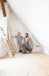 Vater und Sohn planen Dachbodenausbau - MFRF01166