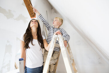 Mutter und Sohn arbeiten am Dachbodenausbau - MFRF01176