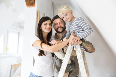 Porträt einer glücklichen Familie beim Ausbau des Dachbodens - MFRF01179