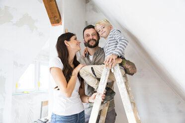 Porträt einer glücklichen Familie beim Ausbau des Dachbodens - MFRF01180