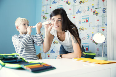 Mutter und Sohn haben Spaß am Schreibtisch im Kinderzimmer - MFRF01223