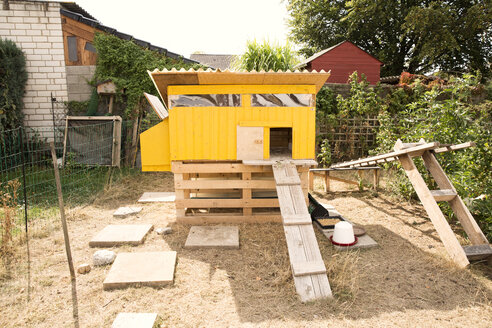 Chicken house in garden - MFRF01227