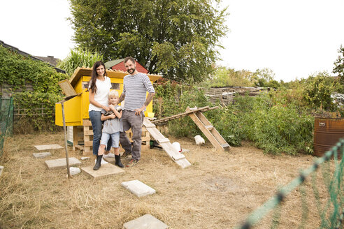 Porträt einer selbstbewussten Familie mit polnischen Hühnern im Hühnerstall im Garten - MFRF01256