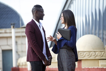 Businessman and woman having a meeting on a hotel terrace - JSRF00155