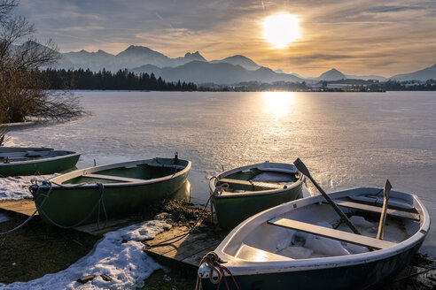 Deutschland, Bayern, Allgäuer Alpen, Hopfensee im Winter, Ruderboote - STSF01871