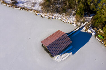 Deutschland, Bayern, Allgäuer Alpen, Hopfensee im Winter, Bootshaus - STSF01876