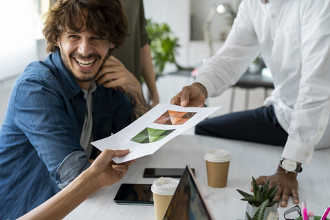 Jungunternehmer bei einem Treffen in ihrem Büro, lizenzfreies Stockfoto