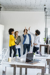 Young entrepreneurs having a meeting in their office - AFVF02552