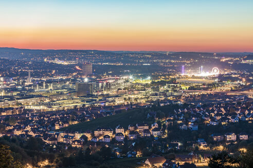 Deutschland, Baden-Württemberg, Stuttgart, Untertürkheim und Bad Cannstatt, Mercedes-Benz Werk, Mercedes-Benz Arena und Cannstatter Wasen bei Nacht - WDF05190