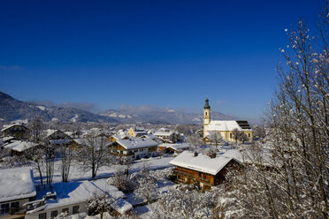 Deutschland, Isarwinkel, Lenggries, Blick auf die Pfarrkirche Sankt Jakob im Winter - LBF02401